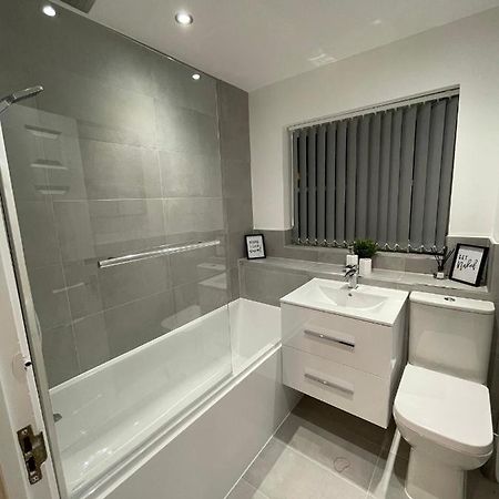 Modern 2 Bed House Cannock Perfect For Contractors Business Travellers Short Stays Driveway For 2 Vehicles Close To M6 M54 I54 A5 A38 Mcarthur Glen Designer Outlet Esterno foto