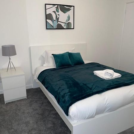 Modern 2 Bed House Cannock Perfect For Contractors Business Travellers Short Stays Driveway For 2 Vehicles Close To M6 M54 I54 A5 A38 Mcarthur Glen Designer Outlet Esterno foto