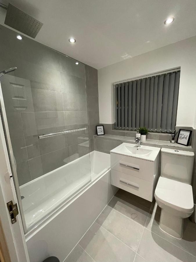 Modern 2 Bed House Cannock Perfect For Contractors Business Travellers Short Stays Driveway For 2 Vehicles Close To M6 M54 I54 A5 A38 Mcarthur Glen Designer Outlet Esterno foto