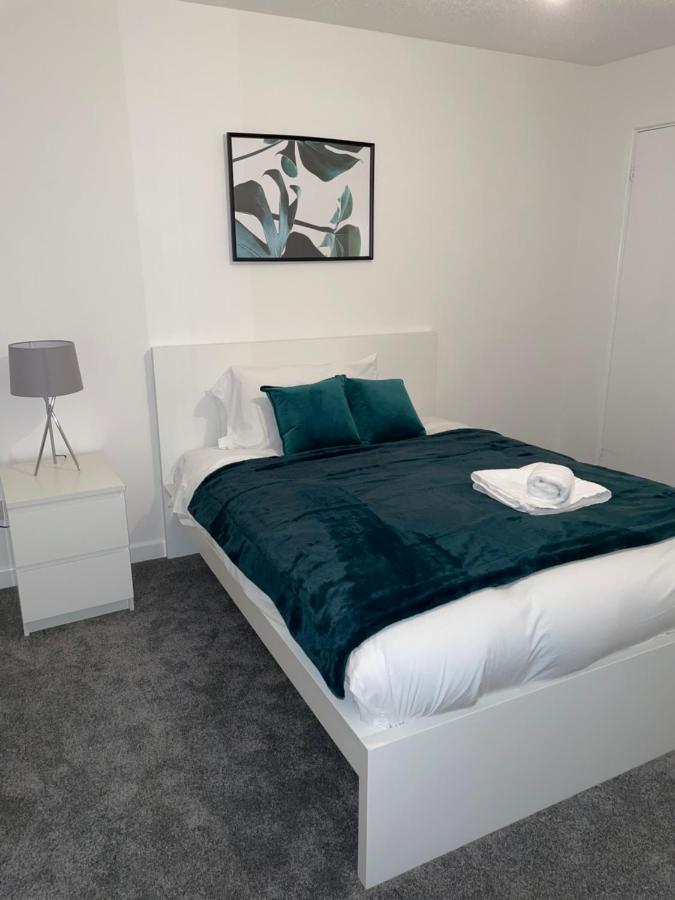 Modern 2 Bed House Cannock Perfect For Contractors Business Travellers Short Stays Driveway For 2 Vehicles Close To M6 M54 I54 A5 A38 Mcarthur Glen Designer Outlet Esterno foto