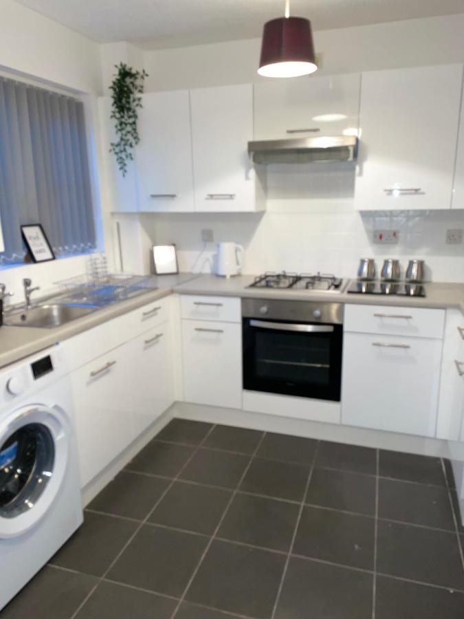Modern 2 Bed House Cannock Perfect For Contractors Business Travellers Short Stays Driveway For 2 Vehicles Close To M6 M54 I54 A5 A38 Mcarthur Glen Designer Outlet Esterno foto