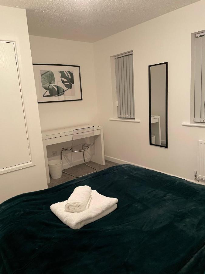 Modern 2 Bed House Cannock Perfect For Contractors Business Travellers Short Stays Driveway For 2 Vehicles Close To M6 M54 I54 A5 A38 Mcarthur Glen Designer Outlet Esterno foto