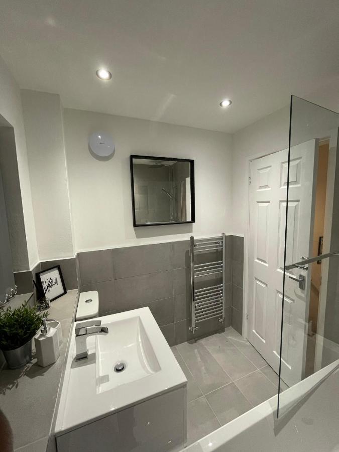 Modern 2 Bed House Cannock Perfect For Contractors Business Travellers Short Stays Driveway For 2 Vehicles Close To M6 M54 I54 A5 A38 Mcarthur Glen Designer Outlet Esterno foto