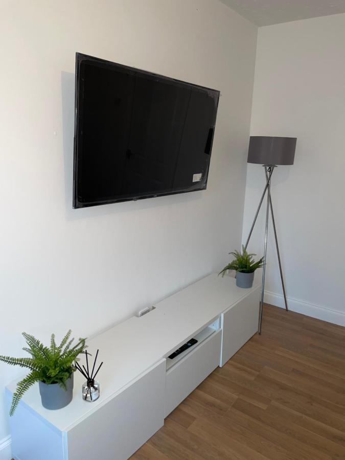 Modern 2 Bed House Cannock Perfect For Contractors Business Travellers Short Stays Driveway For 2 Vehicles Close To M6 M54 I54 A5 A38 Mcarthur Glen Designer Outlet Esterno foto