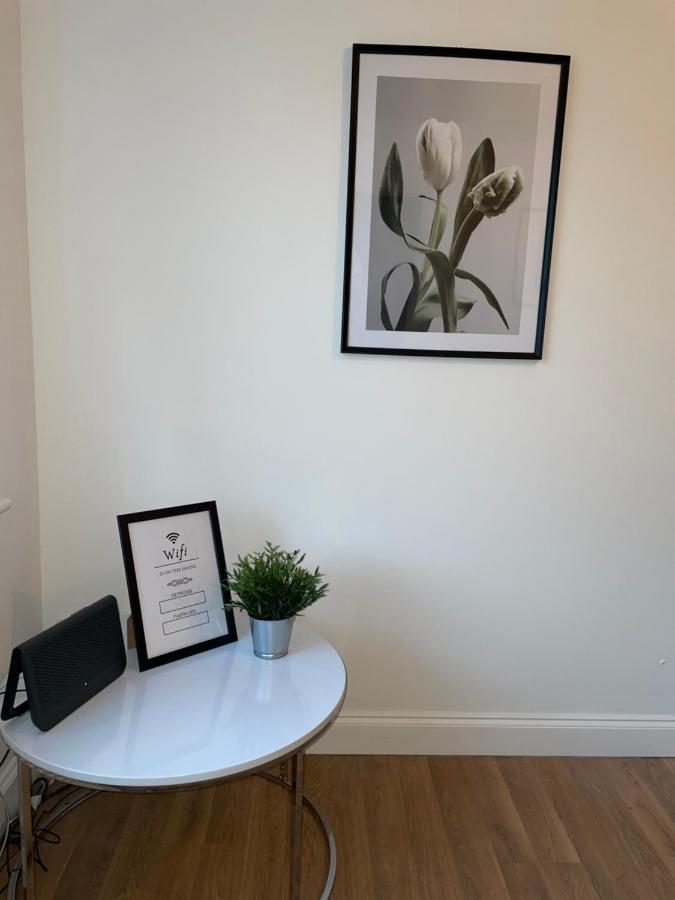 Modern 2 Bed House Cannock Perfect For Contractors Business Travellers Short Stays Driveway For 2 Vehicles Close To M6 M54 I54 A5 A38 Mcarthur Glen Designer Outlet Esterno foto